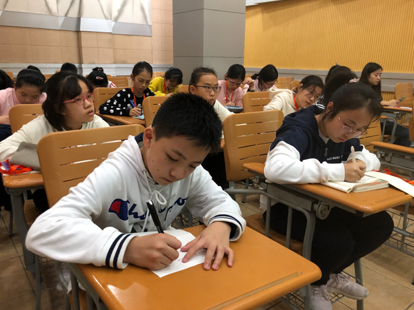 小记者们上课认真记笔记。.jpg
