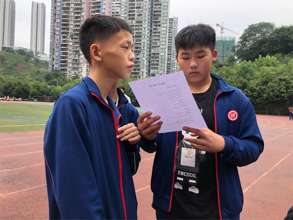 小记者认真思考采访提纲。.jpg