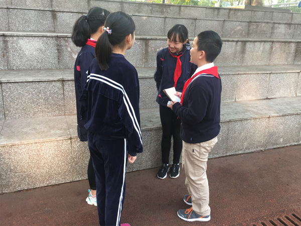 小记者们讨论活动。.jpg