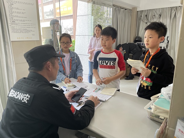 学生采访保安叔叔。.jpg