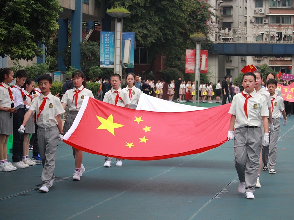 国旗与校旗方队入场。（学校供图）.JPG