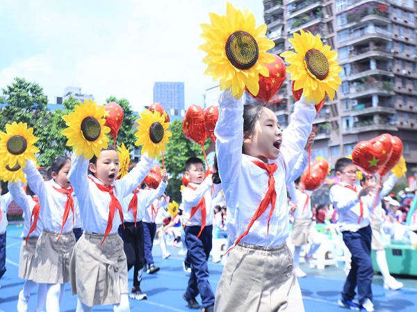 孩子们喊着响亮的口号入场。（学校供图）.JPG
