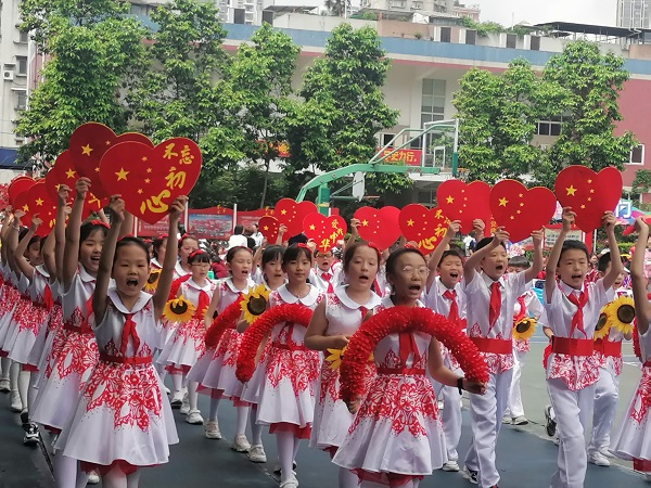 同学们盛装入场。.jpg
