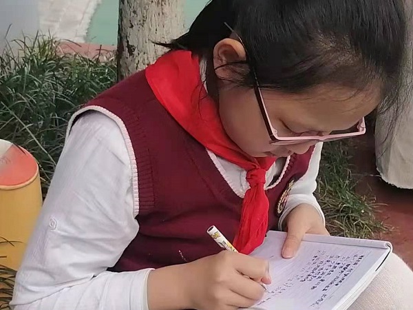 认真记笔记。.jpg