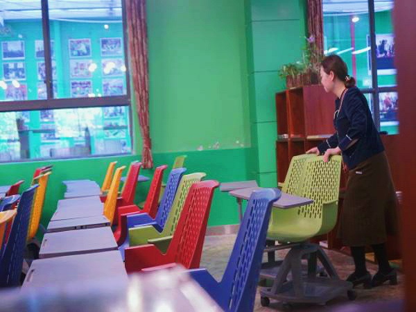 图书馆老师整理桌椅。.jpg