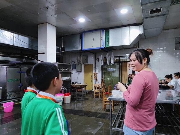 学生采访食堂阿姨。.jpg