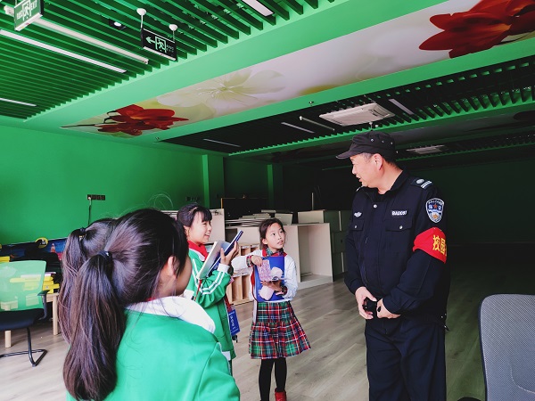学生采访校园保安。.jpg