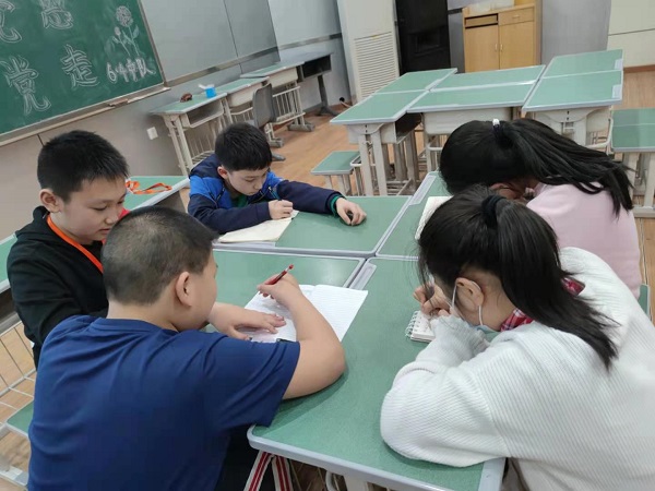 学生准备提问问题。.jpg