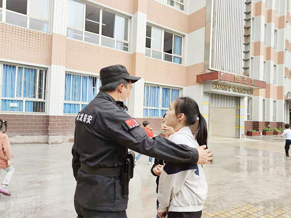 保安叔叔讲述工作。.jpg