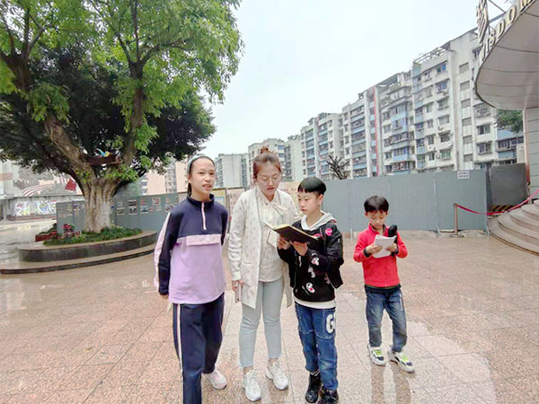 教师与学生畅谈劳动。.jpg