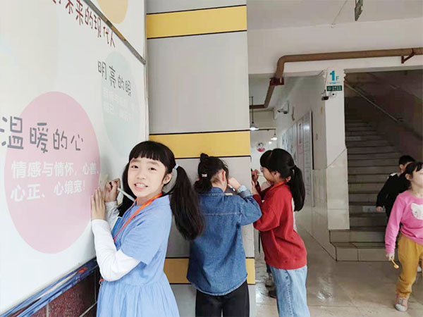 学生整理采访资料。.jpg