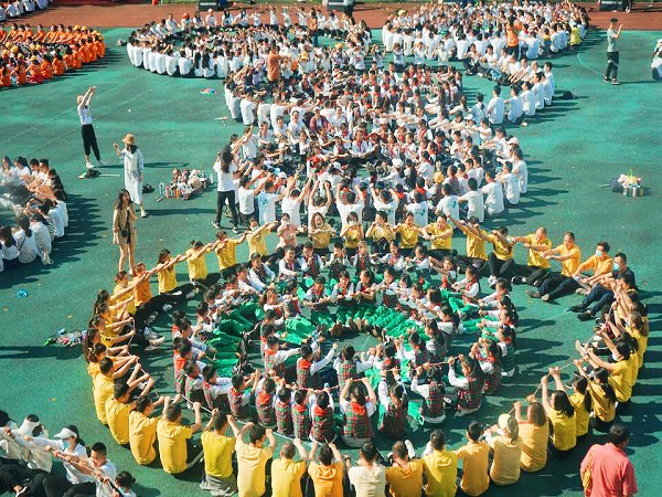 全校师生、家长一起做集体围圈活动。.jpg