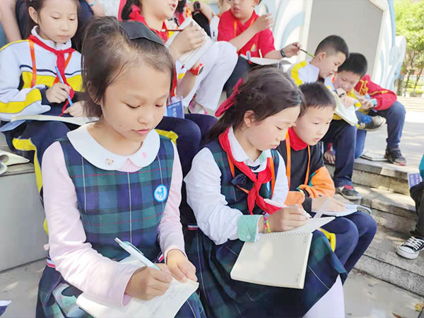 学生采访前做准备。.jpg