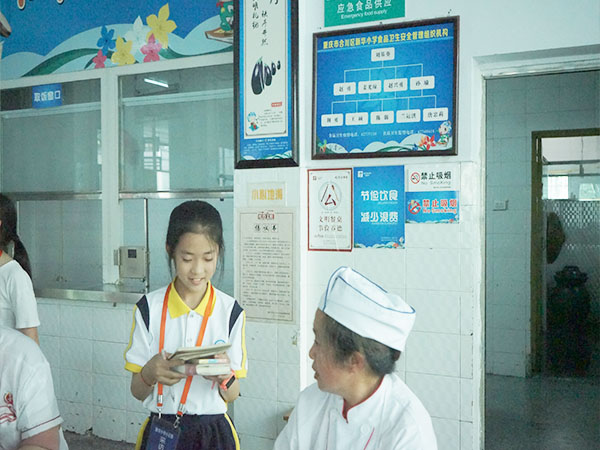学生采访食堂阿姨。.jpg