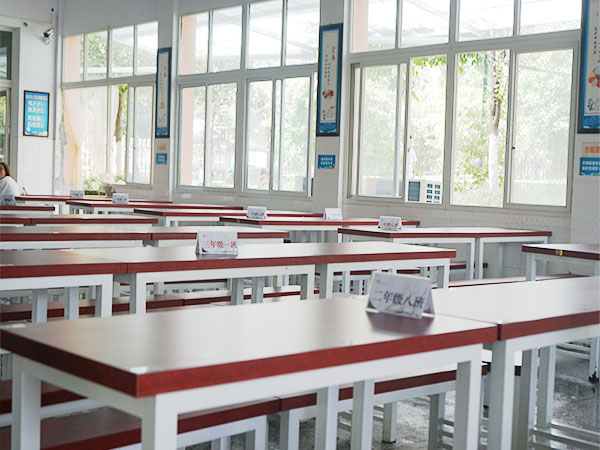合川区新华小学餐厅被食堂阿姨打扫得十分干净。.jpg