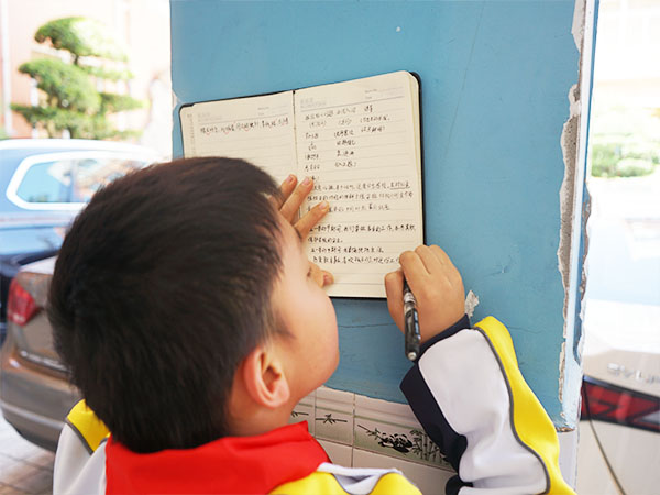 尹翘楚同学认真记录采访信息。.jpg