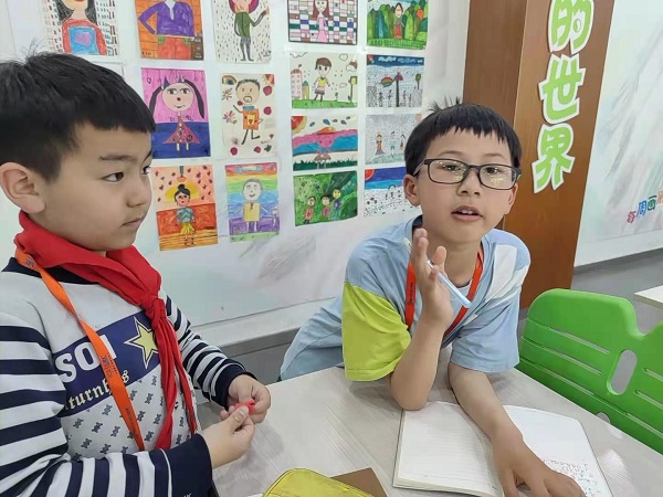 学生采访前做准备。.jpg