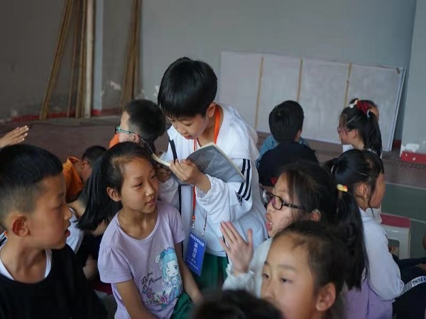 学生采访女子短跑冠军。.jpg
