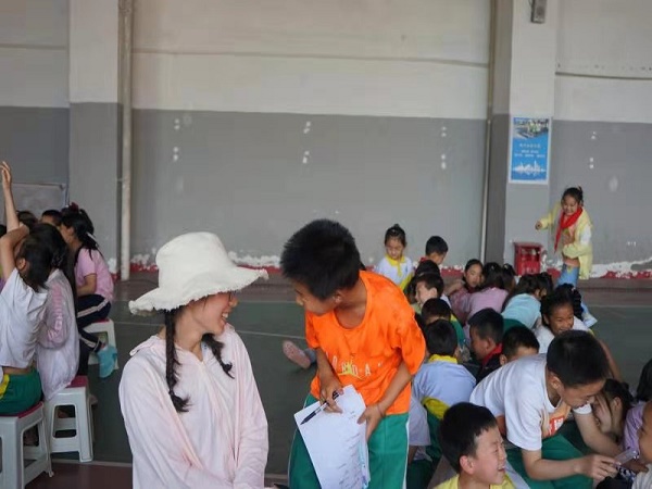 学生与老师交流。.jpg