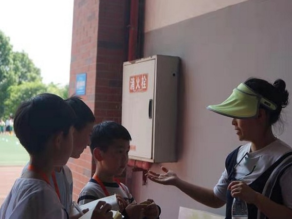学生合作一起采访老师。.jpg