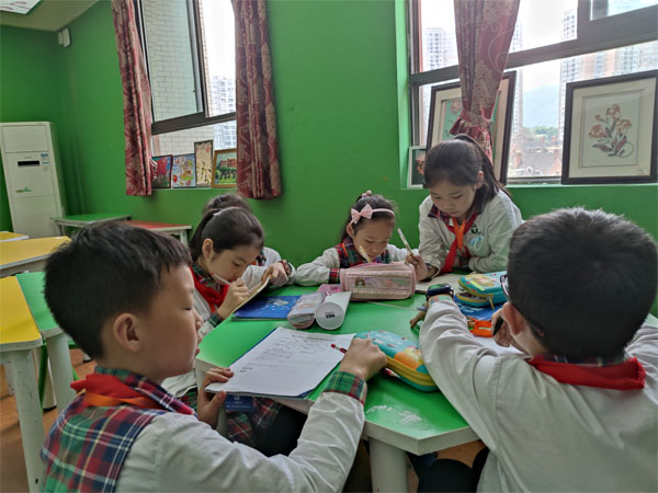 学生小组分工合作。.jpg