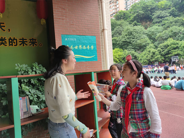 老师与学生交流篮球赛现场感受。.jpg