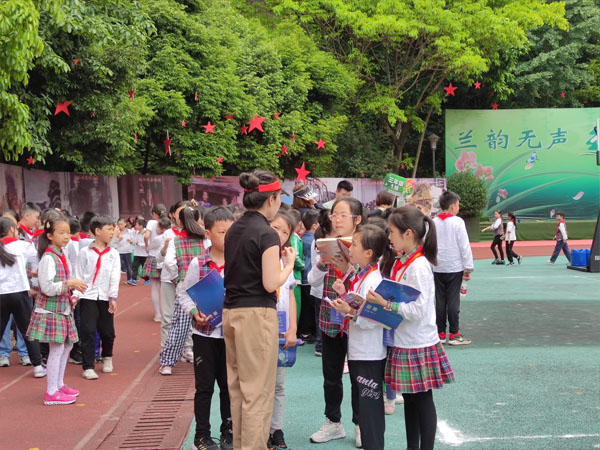 学生与校长李华近距离交流。.jpg