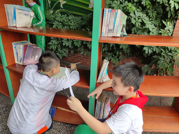 卢铁中同学仔细观看自己的采访提问。.jpg