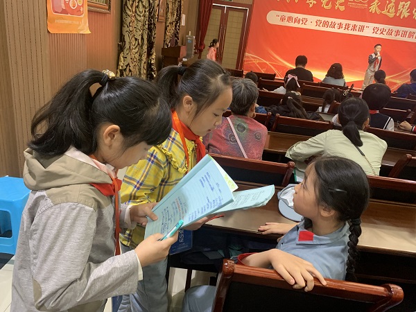采访同学.jpg