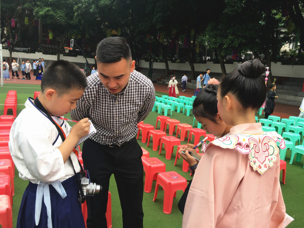 校园小记者采访德育主任刘辉。.jpg