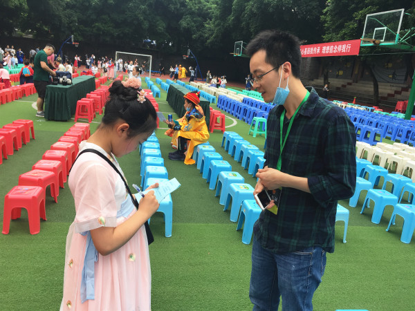 校园小记者采访志愿者家长。.jpg
