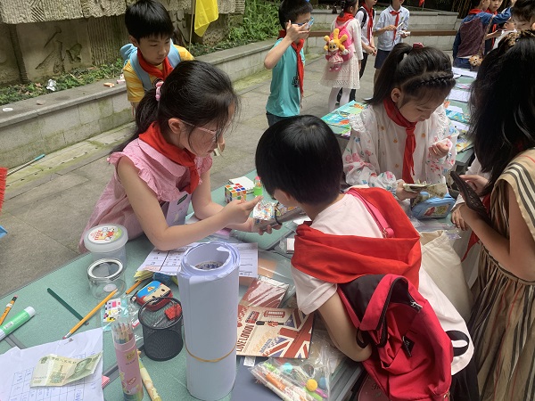 摊主向同学介绍商品.jpg