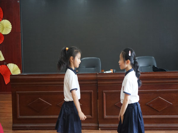 校园小记者模拟采访。.jpg