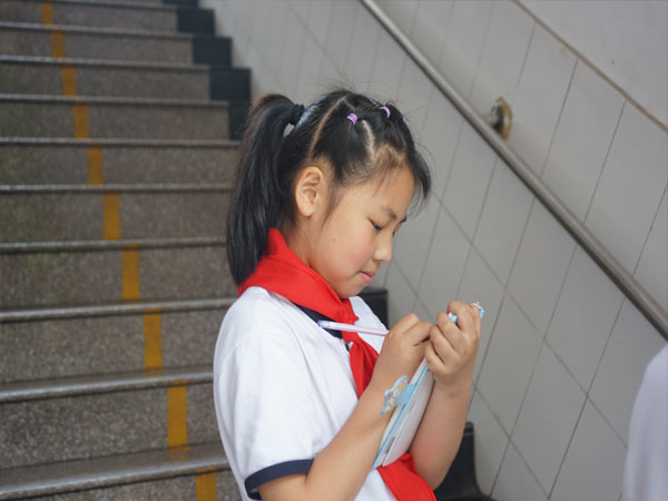校园小记者认真记录。.jpg