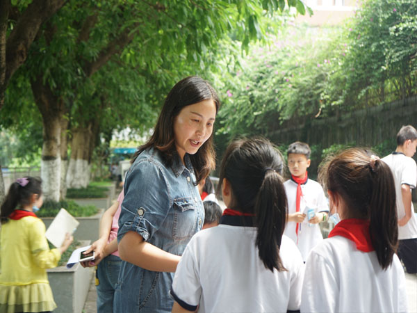 校园小记者与余主任交流。.jpg