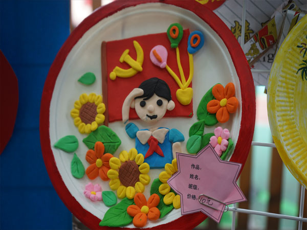 学生义卖商品。.jpg