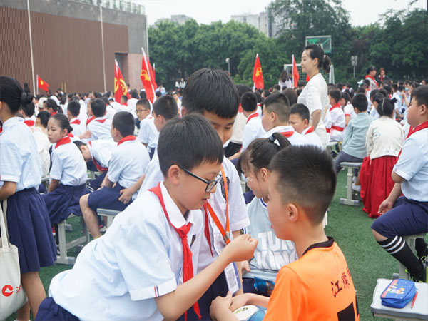 校园小记者采访篮球表演者。.jpg