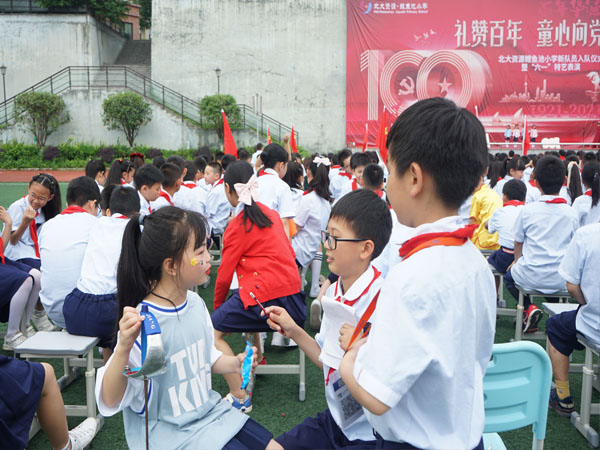 校园小记者采访表演者。.jpg