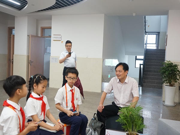 校园小记者认真聆听。.jpg