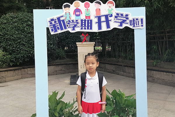 萌娃在特色相框处拍照。.jpg