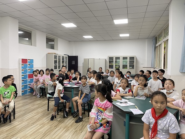 小记者们认真听讲。.jpg