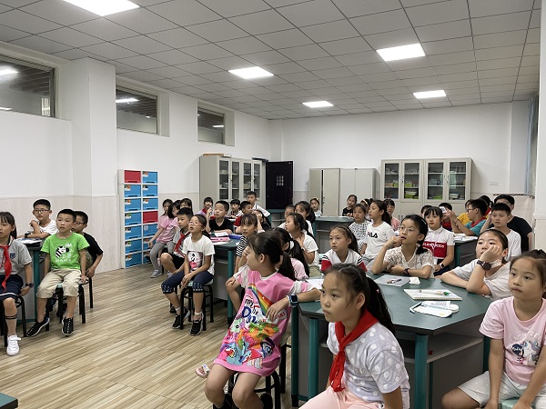 小记者们分享材料。.jpg