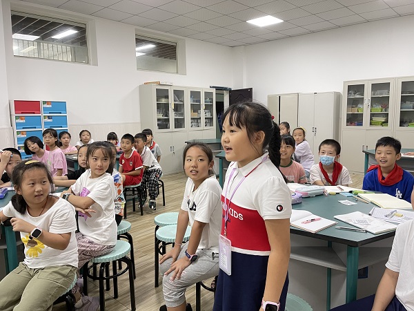 小记者回答问题。.jpg