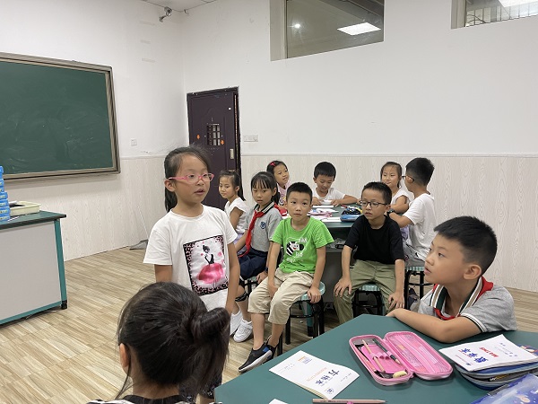 小记者们积极回答问题。.jpg