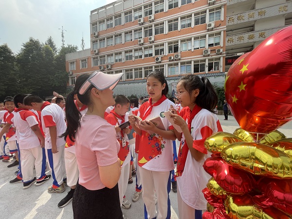 小记者们采访老师。.jpg