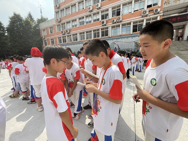 小记者们采访同学。.jpg