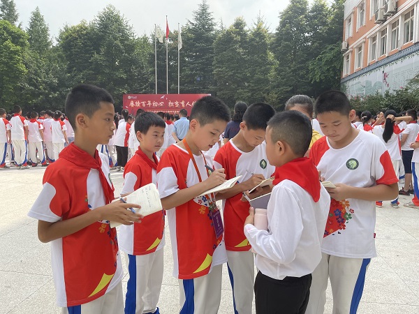 小记者们采访学生代表。.jpg