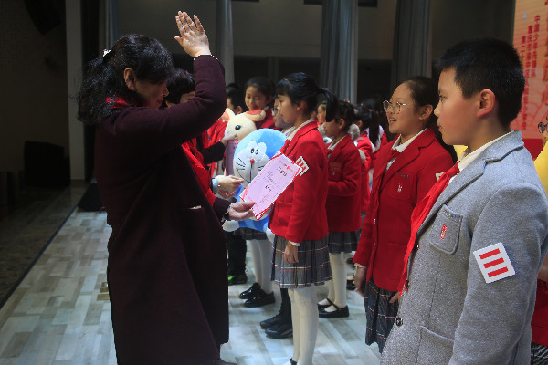 校级领导为12名获得“优秀大队委”称号的同学颁奖。.JPG
