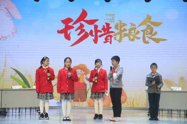 五1中队带来的提案《守护劳动成果》，倡导大家养成珍惜劳动成果的习惯。.JPG