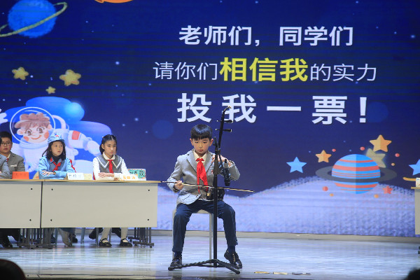 才艺展示环节，竞选者带来二胡演奏。.JPG